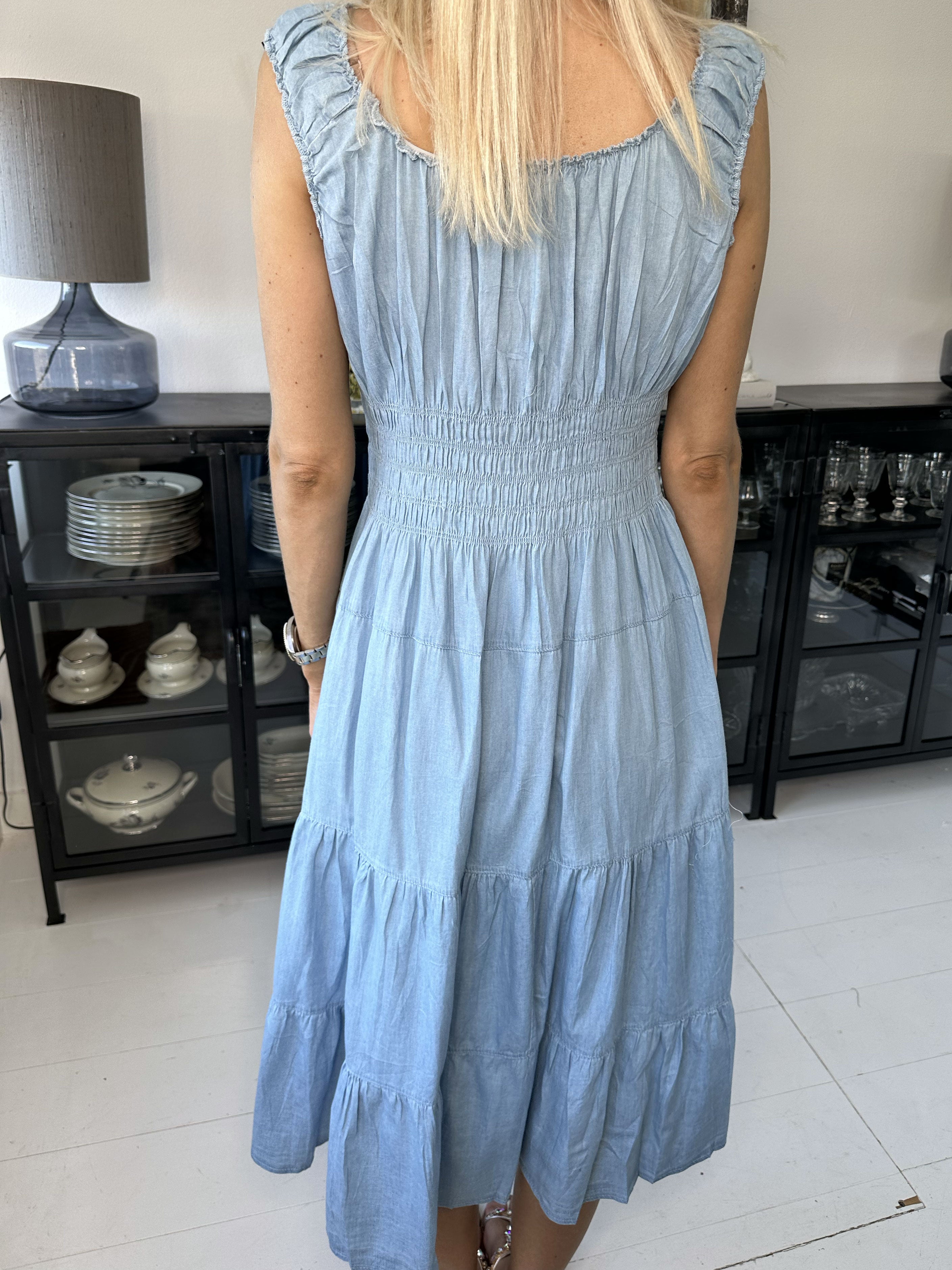 Harper Denim - Sød kjole i bomuld med lag på lag look